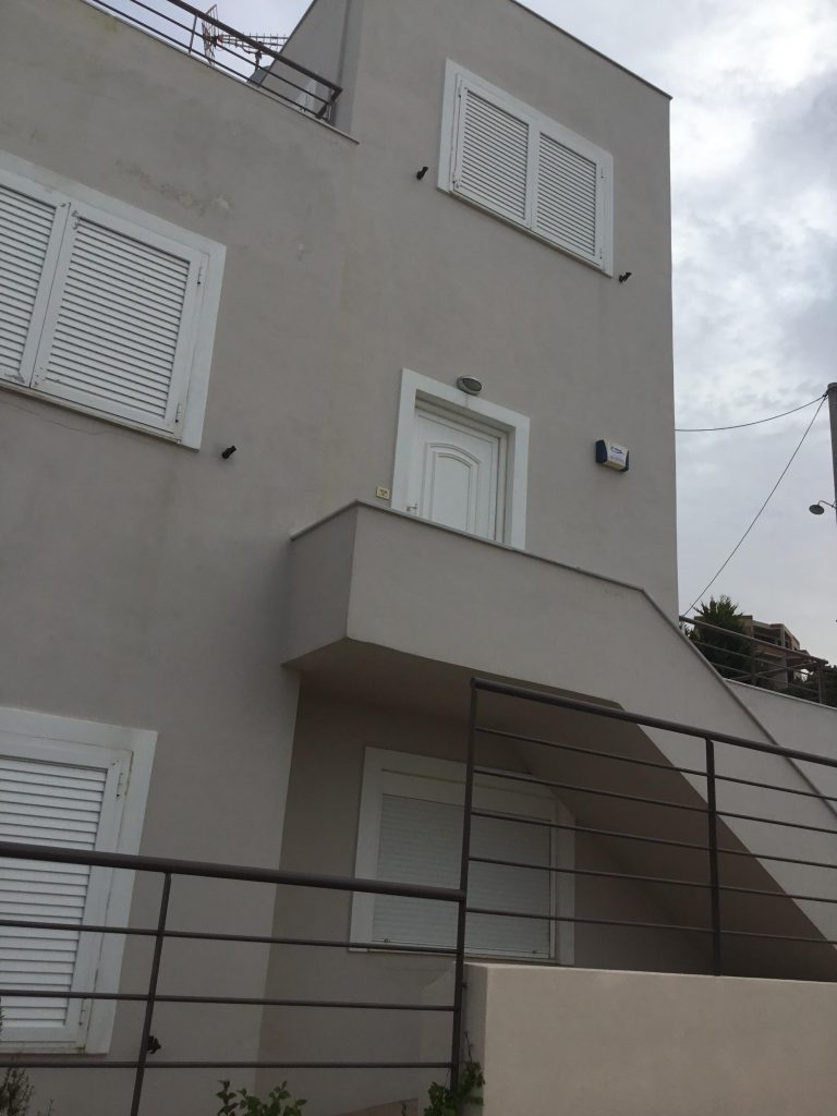 בית פרטי למכירה ביוון, בעל שלושה קומות עם כניסה נפרדת